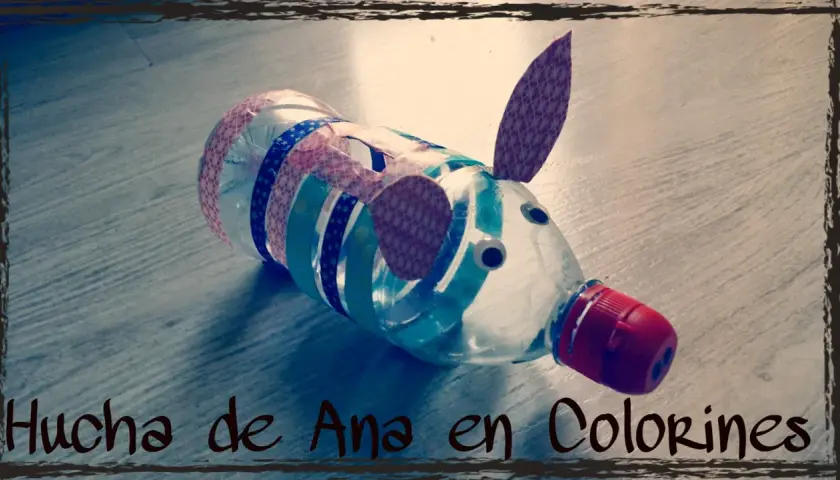 Hucha de hucha manualidades hecha con botella, decorada con cintas de colores y ojos saltones. ¡Un cerdito divertido!