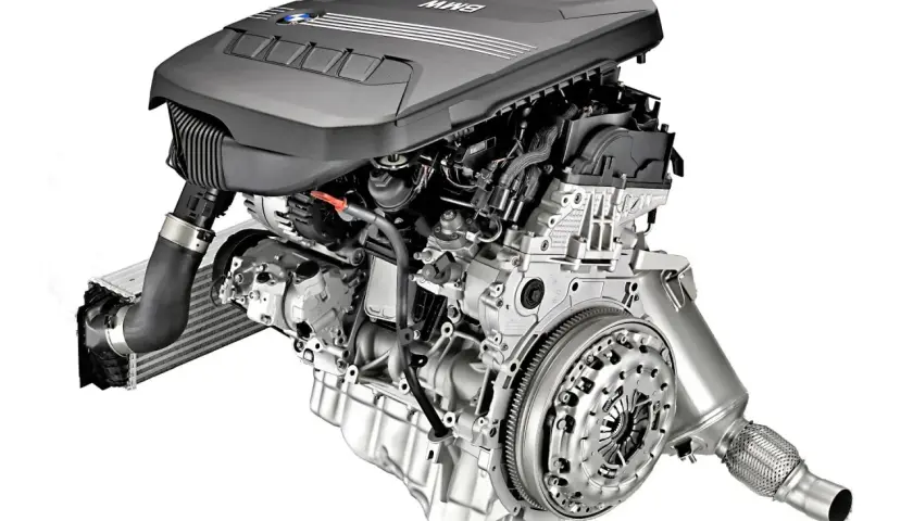 Silnik N47 BMW z turbosprężarką i elementami układu dolotowego.