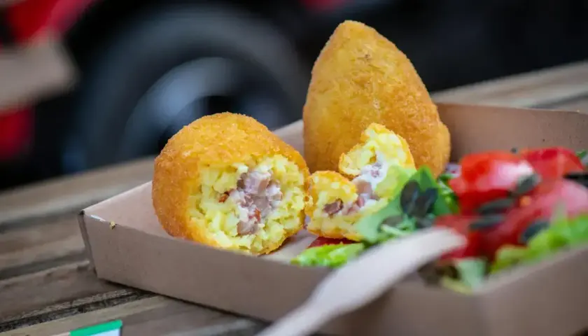 Arancini co to? Złociste kulki ryżowe z nadzieniem, podane z sałatką. Pyszna włoska przekąska.