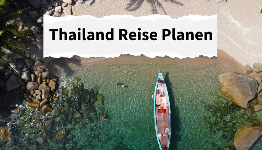 Traumhafte Bucht in Thailand mit Longtail-Boot und Badenden. Informiere dich über die **reisewarnung thailand aktuell**, bevor du deine Reise planst.
