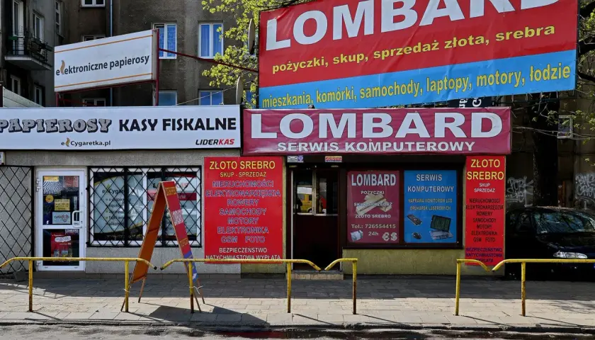 Szyldy lombardów oferują pożyczki, skup i sprzedaż złota, srebra, elektronarzędzi, samochodów, a nawet mieszkań. Sprawdź, jaki procent zaoferują Ci w lombardzie.