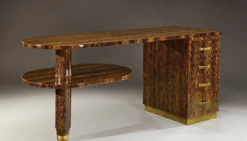Bureau Art Déco en palissandre, design René Prou, avec ses lignes courbes et ses poignées en laiton.