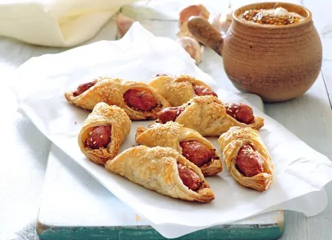 Pyszna biała kiełbasa w cieście francuskim - przepis krok po kroku