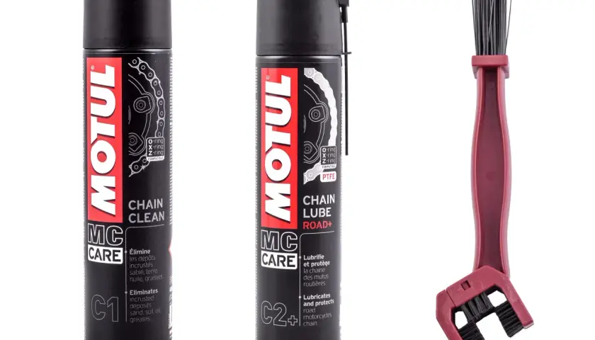 Dwa spraye Motul: Chain Clean i Chain Lube Road+ oraz szczotka do czyszczenia łańcucha. Idealny zestaw do pielęgnacji napędu, by smar do łańcucha Motul działał jak najlepiej.