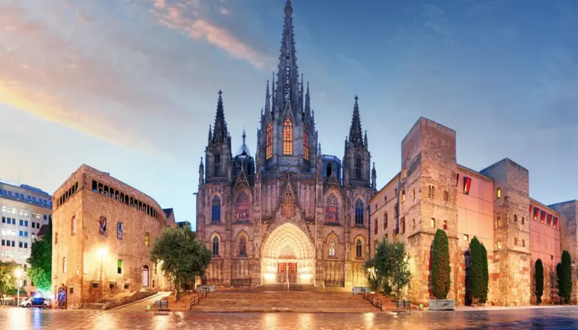 La Catedral de Barcelona, un espectáculo gótico, ilumina la noche. Un viaje desde Valencia a Barcelona para admirar su belleza.