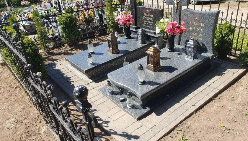 Ile trwa msza pogrzebowa? Poznaj czas trwania ceremonii pogrzebowej