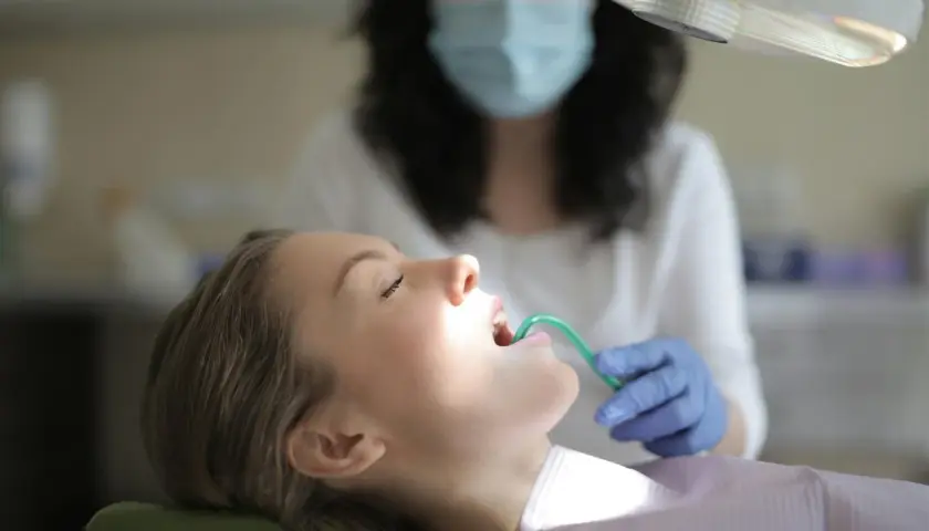 Pacjentka u dentysty, zabieg stomatologiczny.