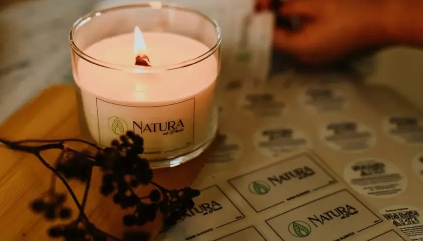 Świeczka o zapachu świerku – naturalny sposób na relaks w domu