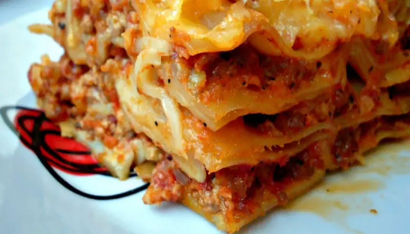 Pyszne ciasto na lasagne zamiast gotowych płatów. Przepis na domową wersję klasycznego dania, z warstwami mięsa i sosu.
