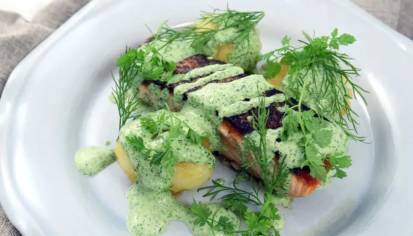 Grillad lax med krämig örtsås och kokt potatis. Ett utsökt gourmet fiskrecept som ser fantastiskt ut!