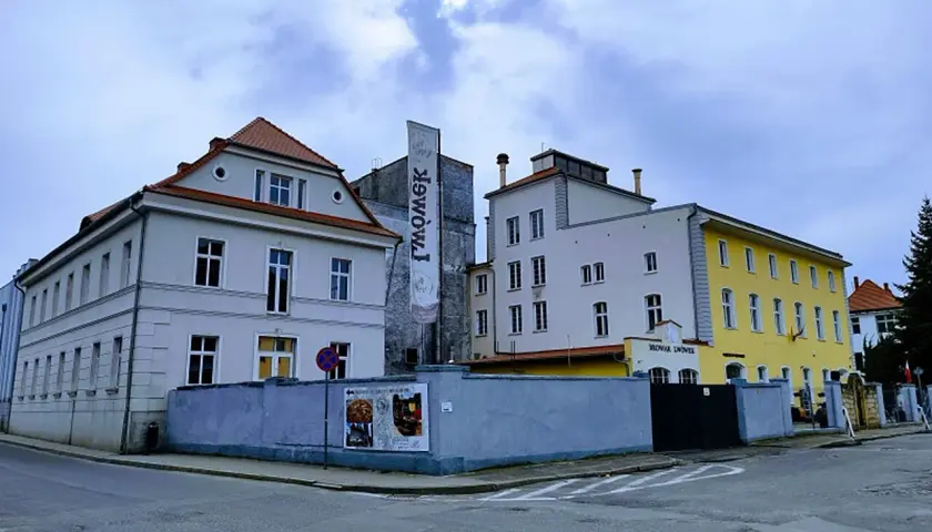 Najstarszy browar w Polsce, Browar Lwówek, z charakterystyczną wieżą i żółtym budynkiem.