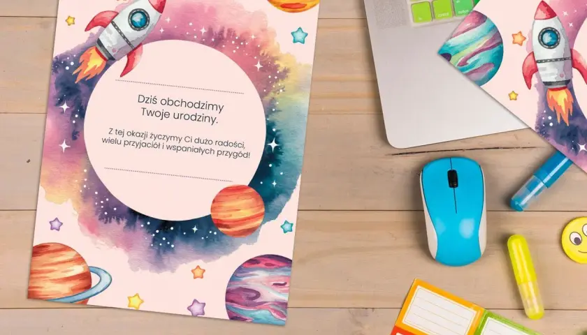 Kosmiczny dyplom urodzinowy do druku z rakietą i planetami. Idealny na prezent dla małego astronauty.