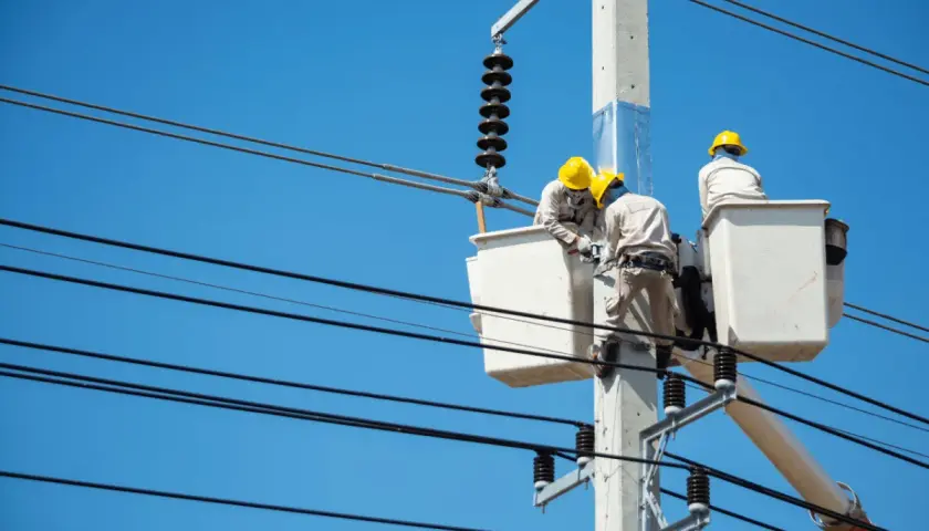 Ile zarabia pomocnik elektryka? Zaskakujące fakty o wynagrodzeniach