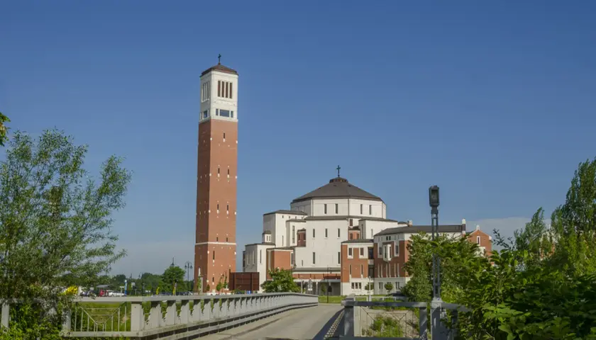 Sanktuarium Jana Pawła II w Krakowie: Historia, architektura i wydarzenia