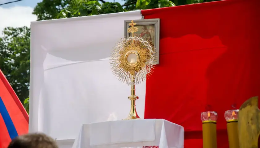 Ile ołtarzy na Boże Ciało? Odkryj ich znaczenie i symbolikę