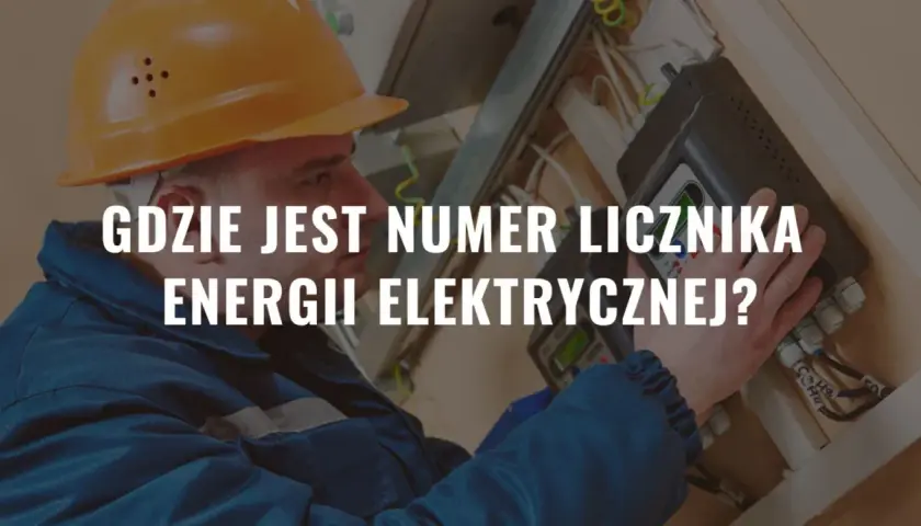 Elektryk w kasku sprawdza numer licznika energii elektrycznej przy skrzynce z przewodami.