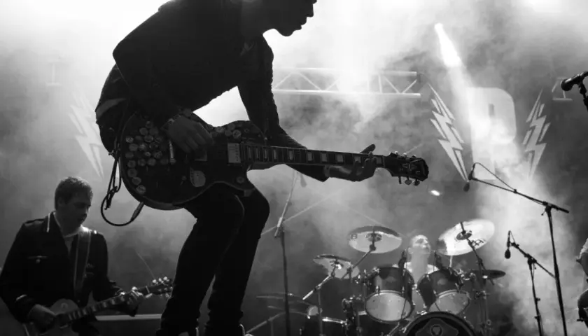 Gitarrister på scen i Stockholm. Kolla in vår livemusik stockholm kalender för fler band.