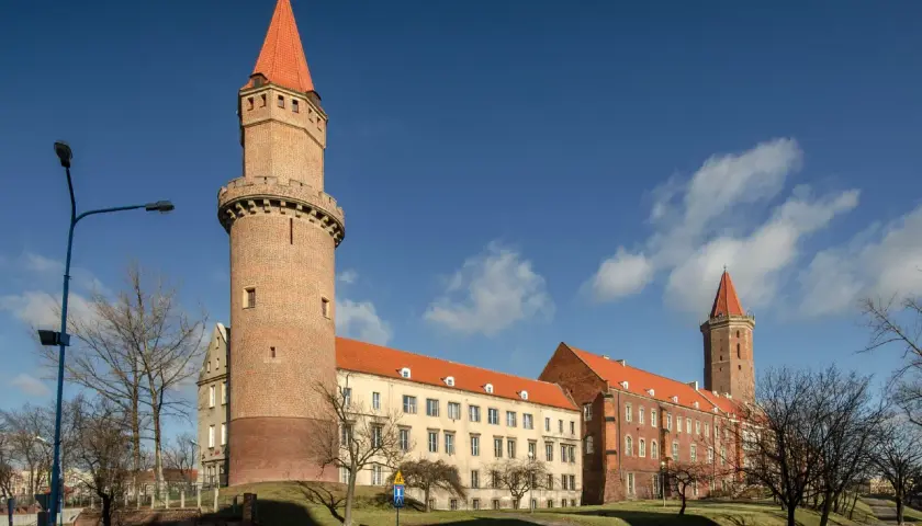 Zamek Piastowski w Legnicy, z charakterystyczną wieżą i czerwonym dachem, to jedna z głównych atrakcji miasta.