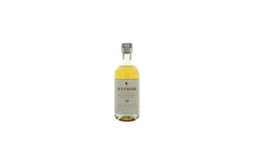 Bouteille de whisky Aultmore 12 ans d'âge, Speyside Single Malt Scotch Whisky, avec une étiquette grise et dorée.