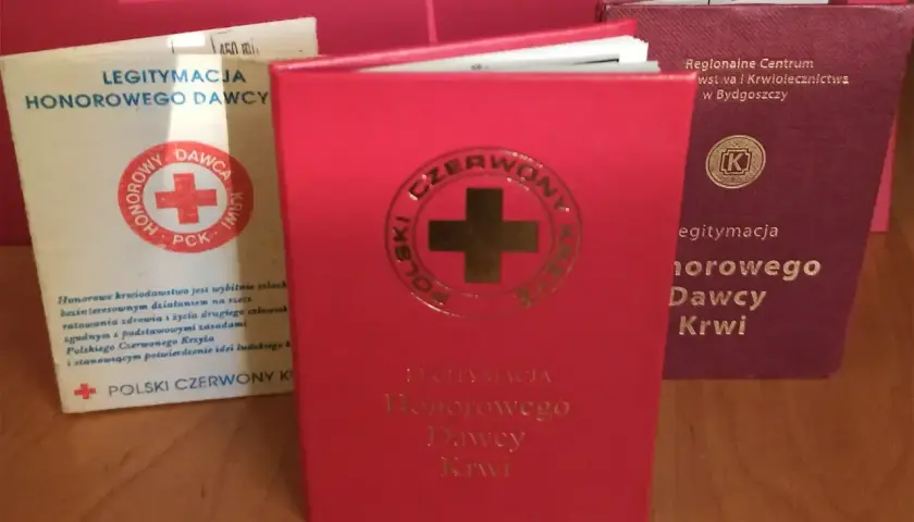Legitymacja honorowego dawcy krwi, choć nie jest dokumentem tożsamości, świadczy o szlachetnym czynie.