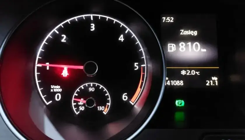 Kontrolka DPF świeci się, wskazując potrzebę wypalania. Zasięg 810 km, temperatura 2°C.