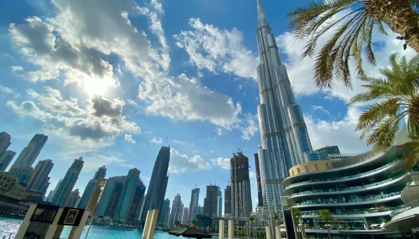 Sytuacja w Dubaju: Burj Khalifa góruje nad nowoczesną architekturą, a palmy dodają tropikalnego klimatu.