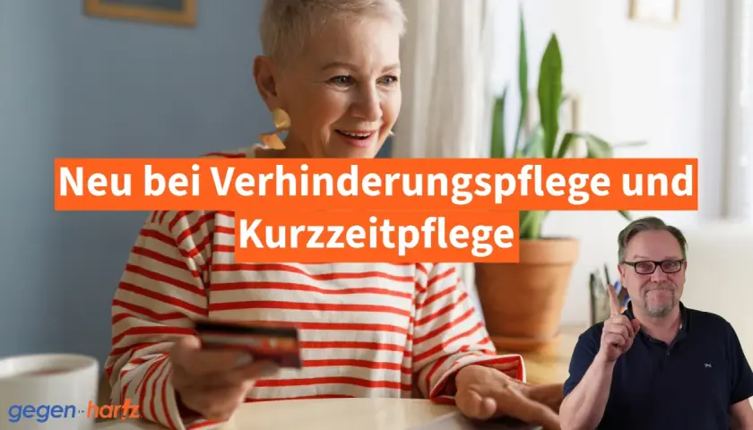 Lächelnde Frau mit Kreditkarte, Mann zeigt aufmerksamkeitsstark. Text: Neu bei Verhinderungspflege und Kurzzeitpflege.