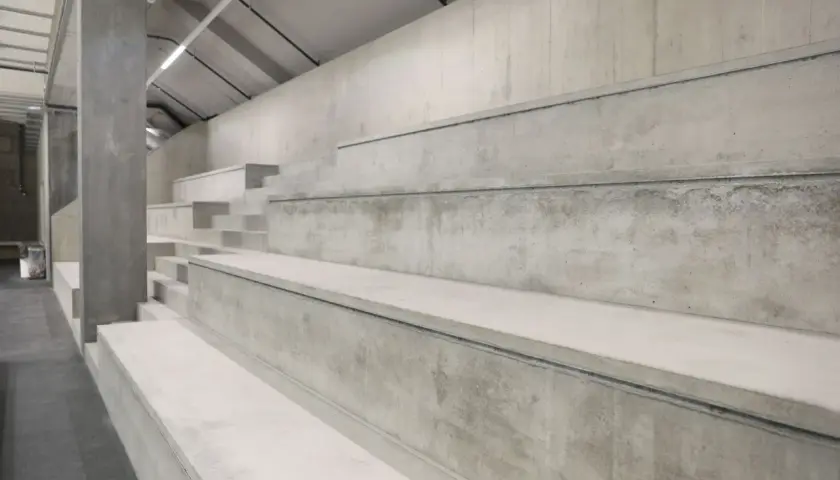 Betonstufen im modernen Stil, die an ein Amphitheater erinnern. Perfekt, wenn Sie Sichtbeton selber machen möchten.