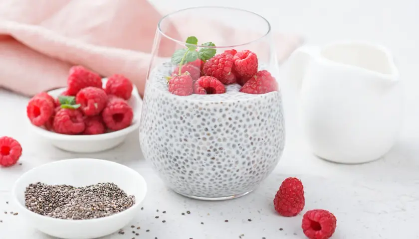 Pyszny pudding chia fit z malinami i miętą. Idealny na zdrowe śniadanie lub deser.