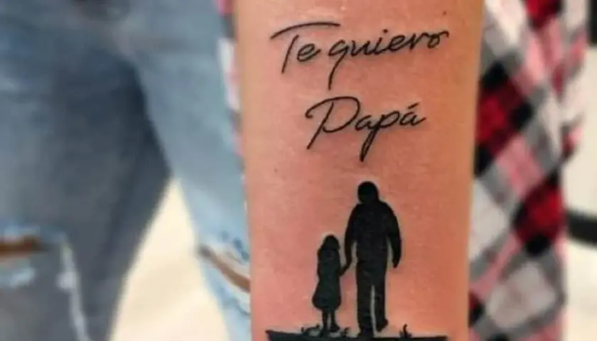 Wzruszający tatuaż tata i córka: napis "Kocham Cię Tato" i sylwetki ojca z dzieckiem idących razem.