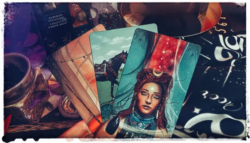Karty tarota, koń, kobieta z księżycem na czole – to wszystko może pomóc zrozumieć, dlaczego tarot się sprawdza, oferując refleksję i wskazówki.