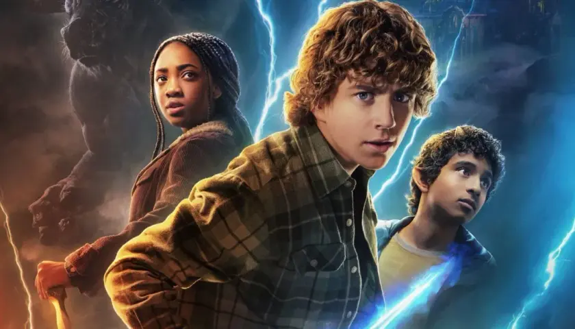 Trójka bohaterów, w tym Percy Jackson, stawia czoła potworom w filmach "Percy Jackson i bogowie olimpijscy".
