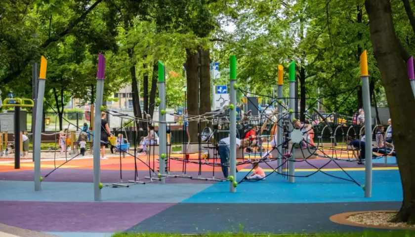 Kolorowy plac zabaw w Bielsku-Białej oferuje mnóstwo atrakcji dla dzieci, w tym nowoczesne konstrukcje linowe i bezpieczne nawierzchnie.