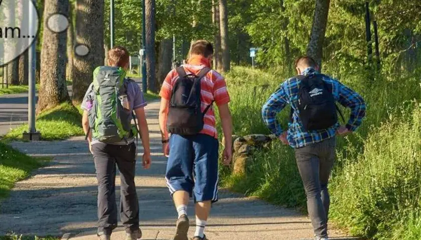Trzech przyjaciół wyrusza na przygodę, ucząc się, jak zacząć chodzić po górach. Plecaki gotowe, droga przed nimi.