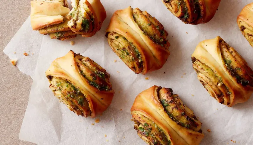 Köstliche Brötchen, perfekt um Pizzateig zu verwerten. Goldbraun gebacken, mit einer würzigen Füllung.