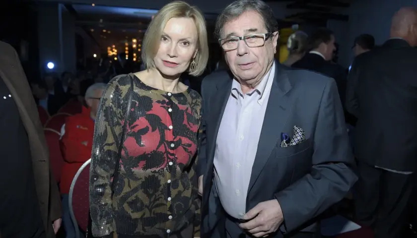 Tadeusz Borowski aktor życie prywatne: Para na evencie. On w garniturze, ona w błyszczącym kardiganie.
