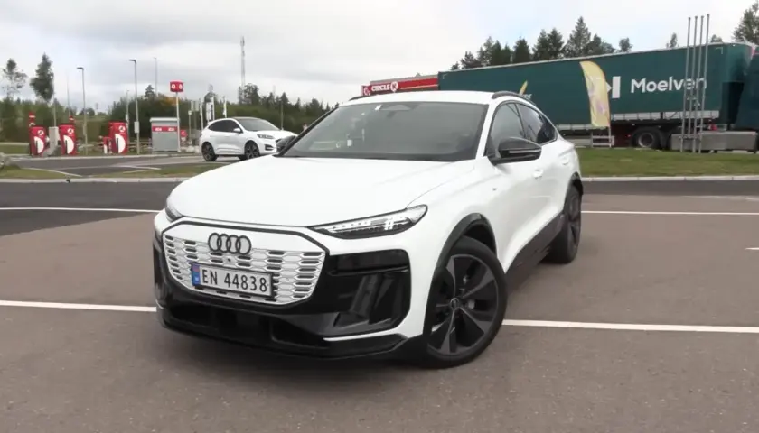 Białe Audi Q6 e-tron na parkingu. Zastanawiasz się nad audi q6 e-tron cena? Sprawdź, czy warto!
