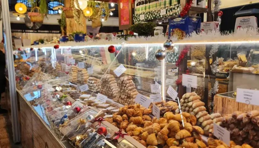 Wrocławska hala targowa kusi słodkościami: sterty ciastek, panettone i cannoli w świątecznej odsłonie.