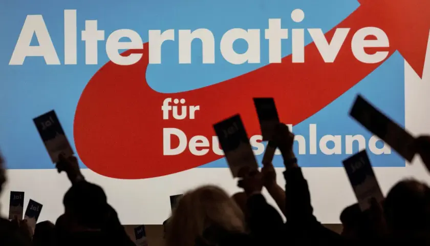 Menschen halten "Ja!"-Karten hoch vor dem Logo der AfD. Die forsa umfrage aktuell zeigt die Partei im Aufwind.