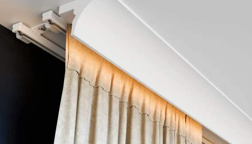 Nowoczesny karnisz podwójny z maskownicą, ukrywający szyny i dodający elegancji wnętrzu.