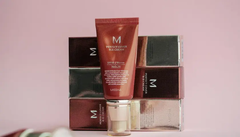 Krem BB Missha Perfect Cover, który rozjaśnia cerę, ukrywa niedoskonałości i zapobiega starzeniu. Czym się różni krem BB od CC? Ten produkt to BB.