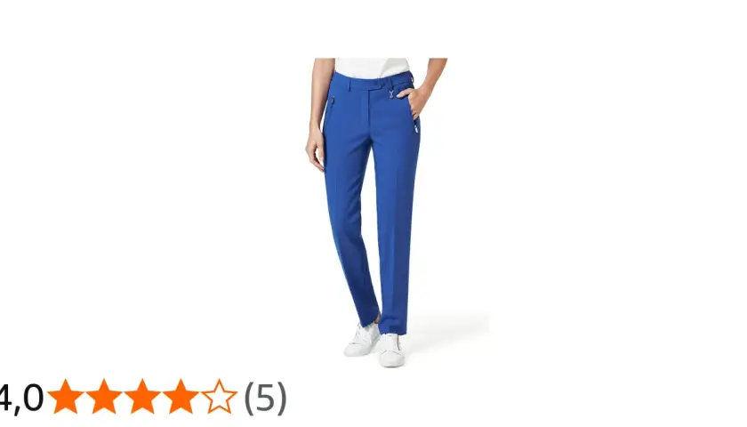 Damenhose in leuchtendem Blau mit Reißverschlusstaschen und weißen Sneakern.