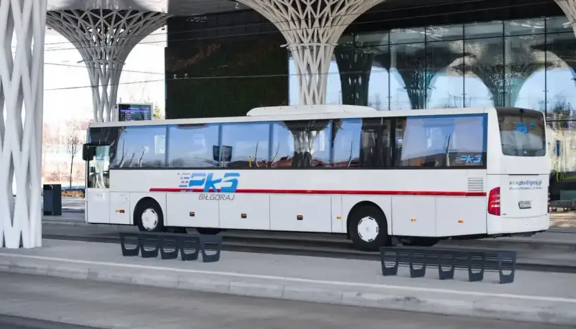 Biały autokar PKS Biłgoraj czeka na pasażerów. Zapewnia komfortowe podróże z adresu pod adres.