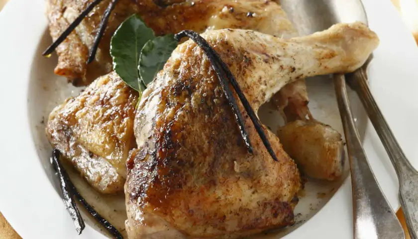 Cuisses de chapon dorées, nappées d'une sauce savoureuse, garnies de gousses de vanille et de feuilles de laurier. Une invitation à découvrir la recette de cuisses de chapon en sauce.