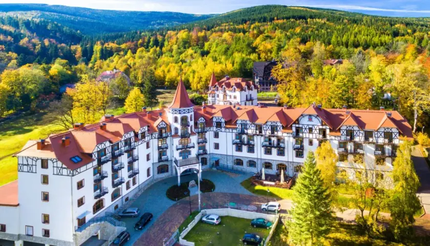 Piękny hotel w górach, otoczony jesiennymi kolorami. Idealne miejsce na wypoczynek, blisko atrakcji Czech.