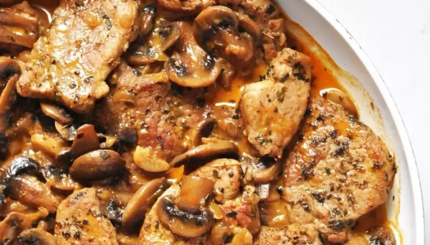 Soczyste polędwiczki w miodzie z piekarnika, duszone z pieczarkami w aromatycznym sosie. Pyszne danie gotowe do podania.