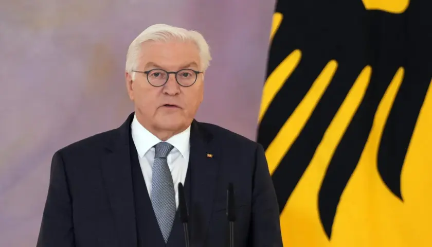 Bundespräsident Steinmeier spricht vor der deutschen Flagge. Ob das Volk neuwahlen verlangen kann, ist eine wichtige Frage für die Demokratie.