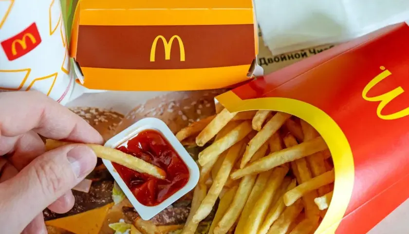 Frytek z McDonald's zanurzanych w keczupie. McDouble kcal to tylko dodatek do tej pysznej przekąski.