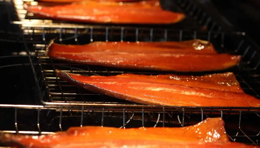 Filets de saumon brillants, prêts pour la cuisson, avec une belle couleur orangée. Une délicieuse marinade saumon bbq en préparation.
