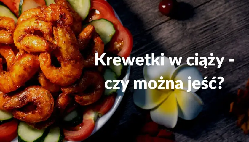 Krewetki w ciąży - czy można jeść? Talerz z krewetkami, pomidorami i ogórkiem.